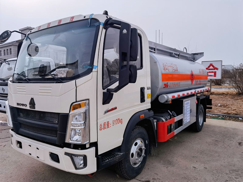 5噸重汽豪沃加油車(chē)